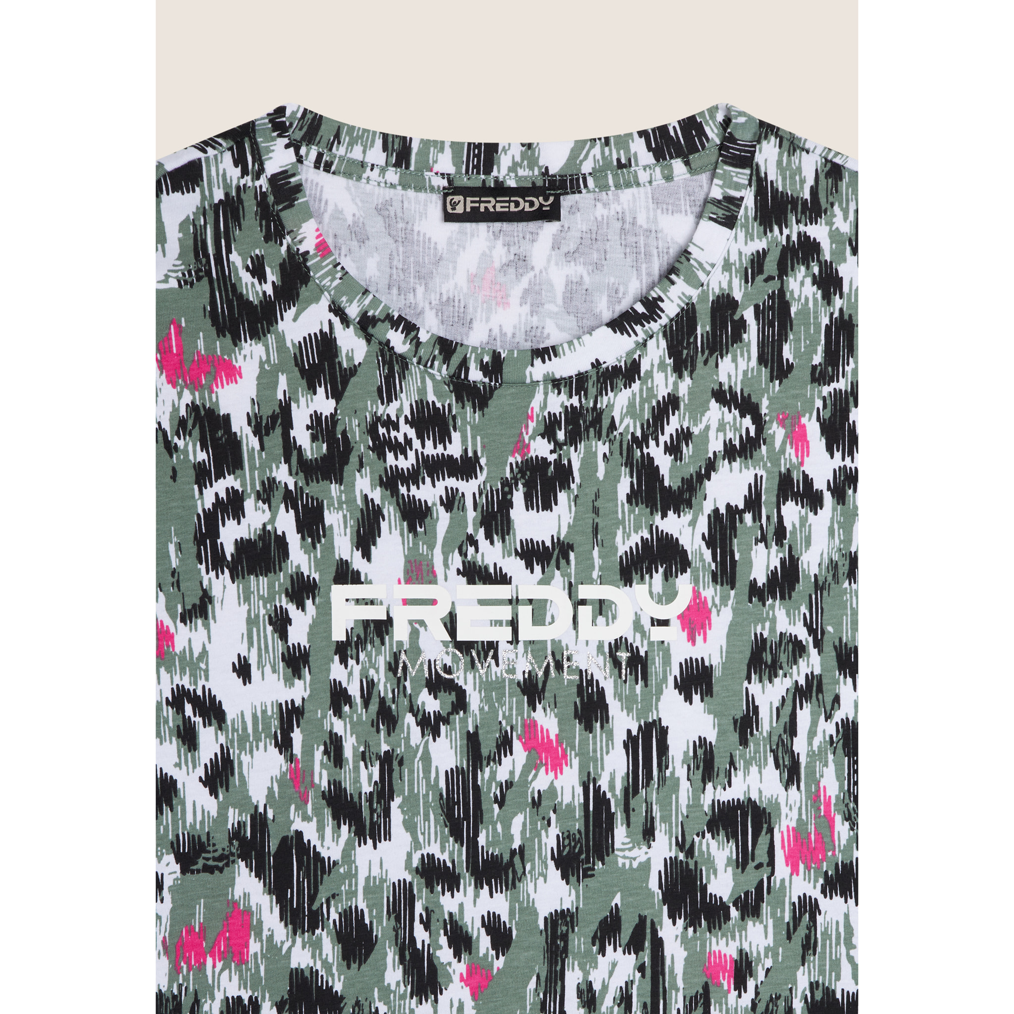 T-shirt donna comfort fit corta maculata con spacchi