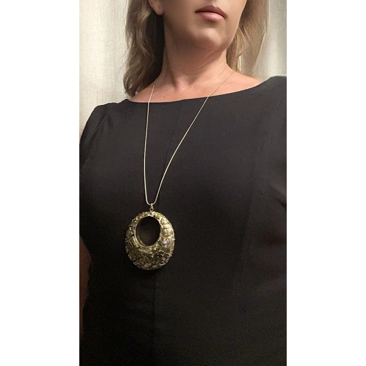 Collar largo Dentro del Laberinto resina dorado y latón chapado dorado