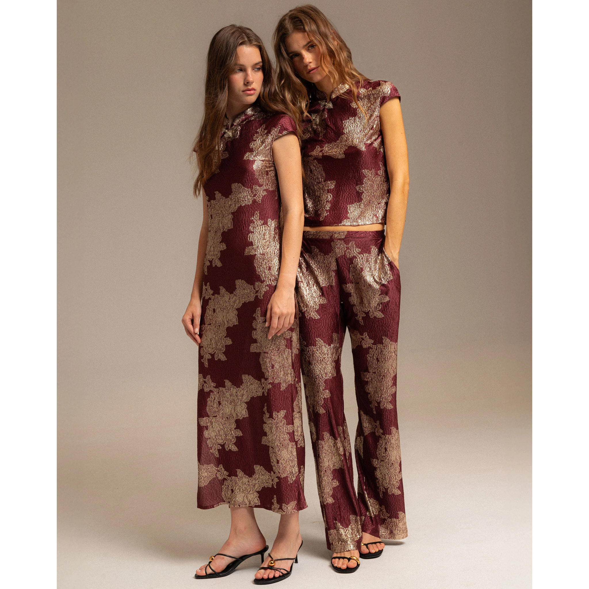 Vestido largo con escote de alamares