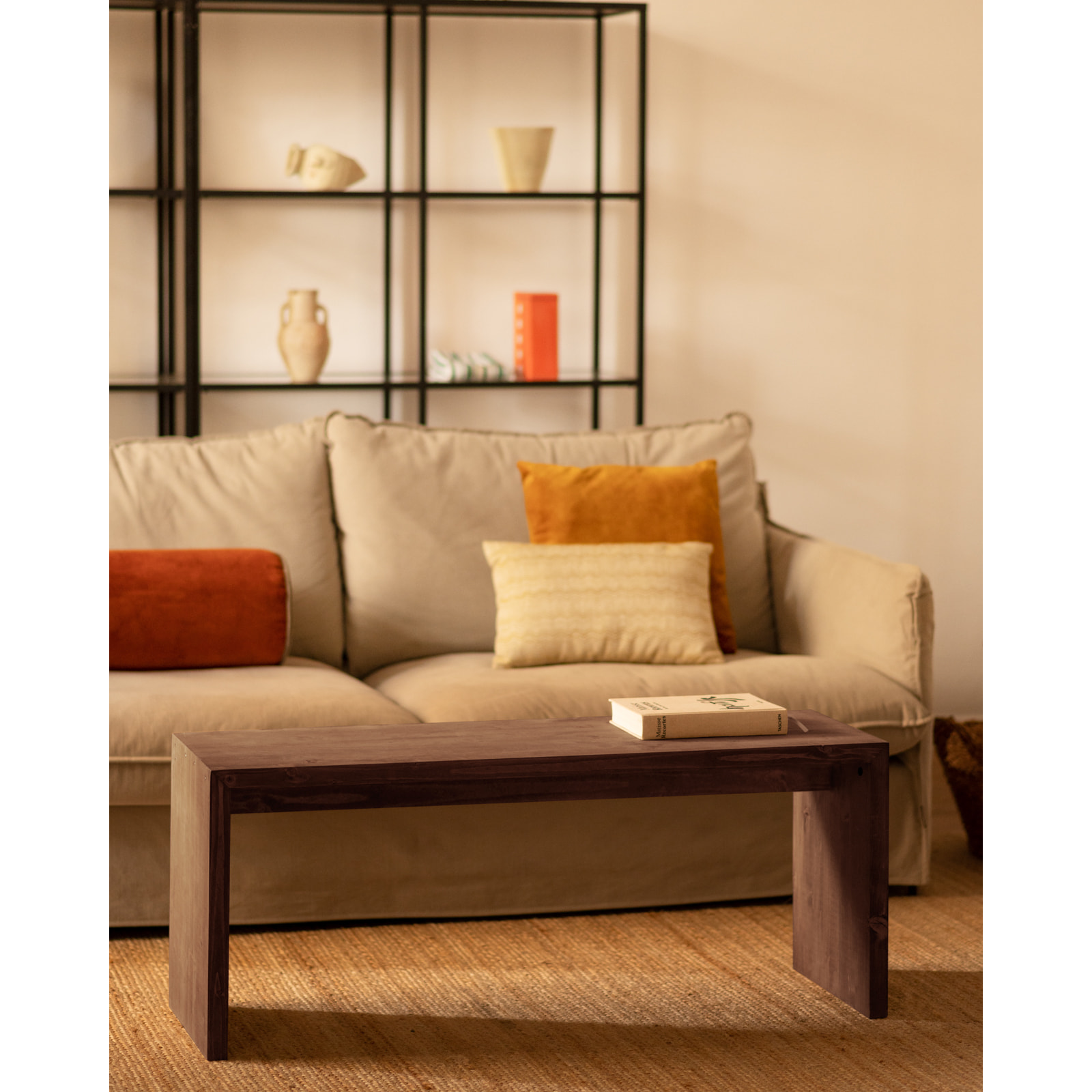 Mesa de centro de madera maciza en tono nogal de 110x45x35cm Alto: 45 Largo: 110 Ancho: 35