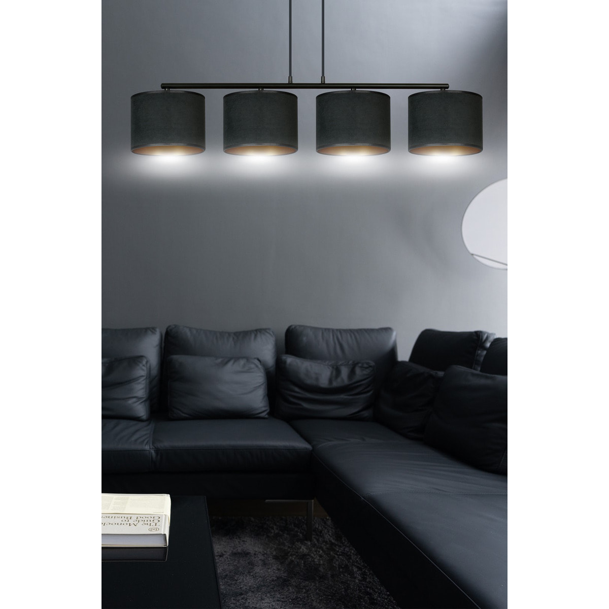 Lampada a sospensione HILDE con quattro paralumi in tessuto nero e oro