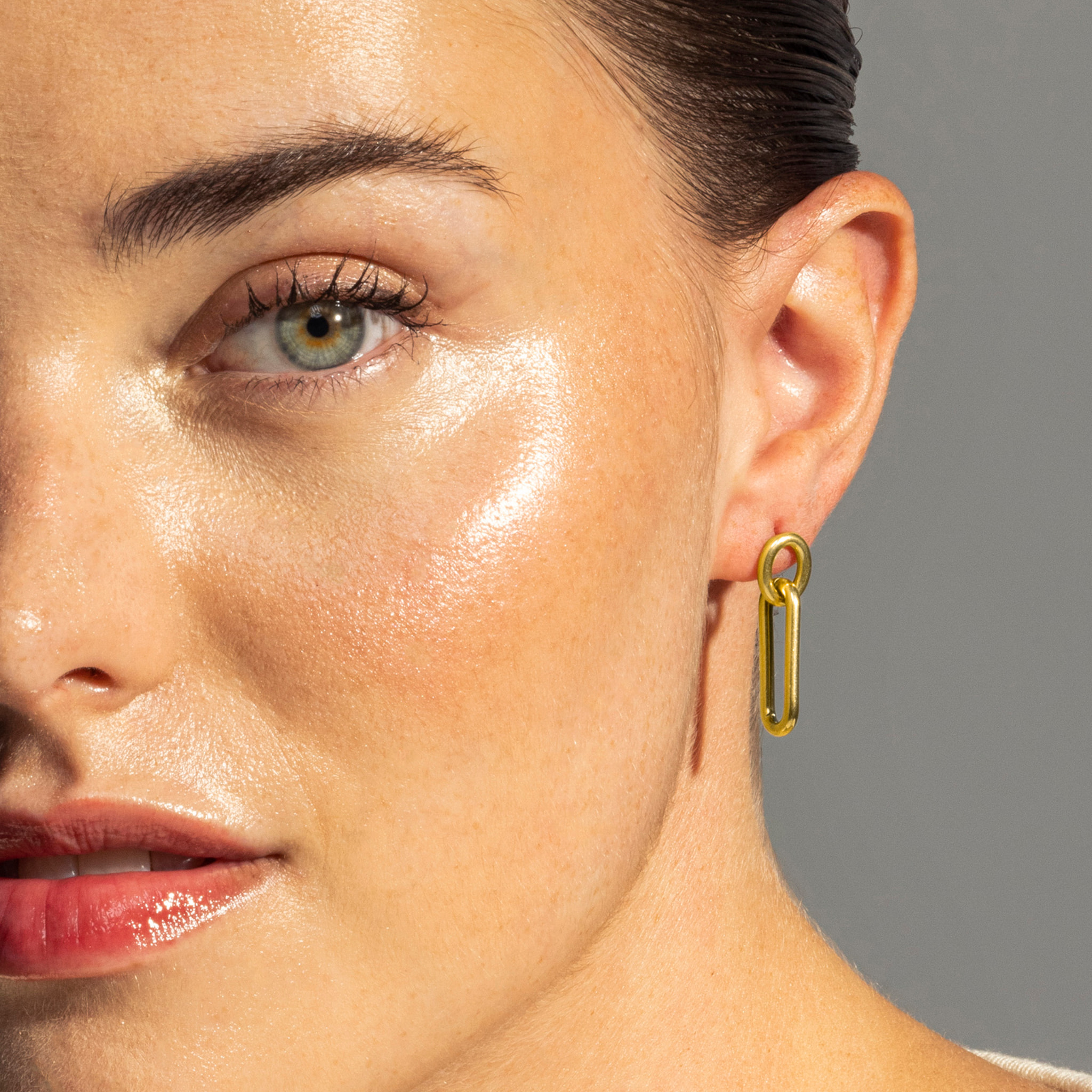 Pendientes acabados en oro amarillo de 18K