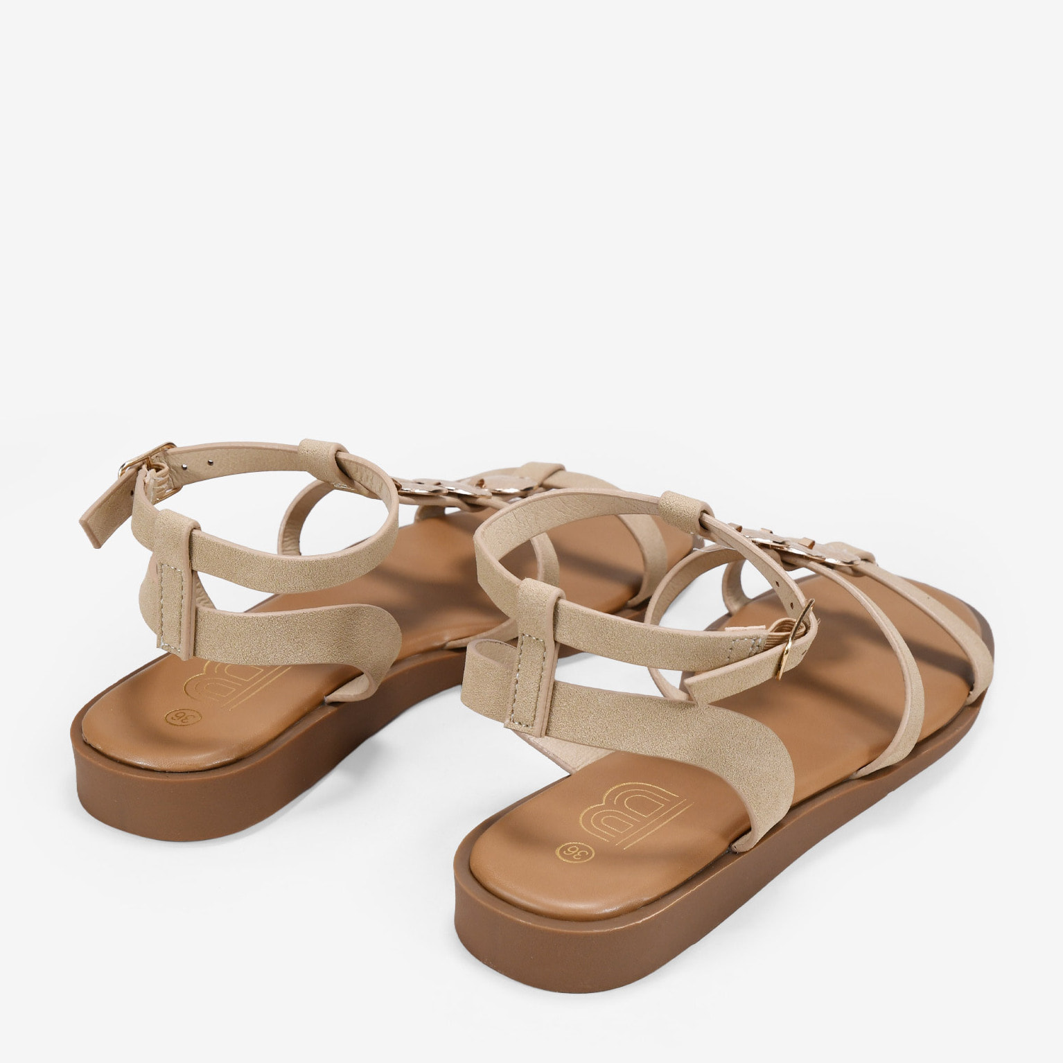 Sandalias planas arena con monedas doradas
