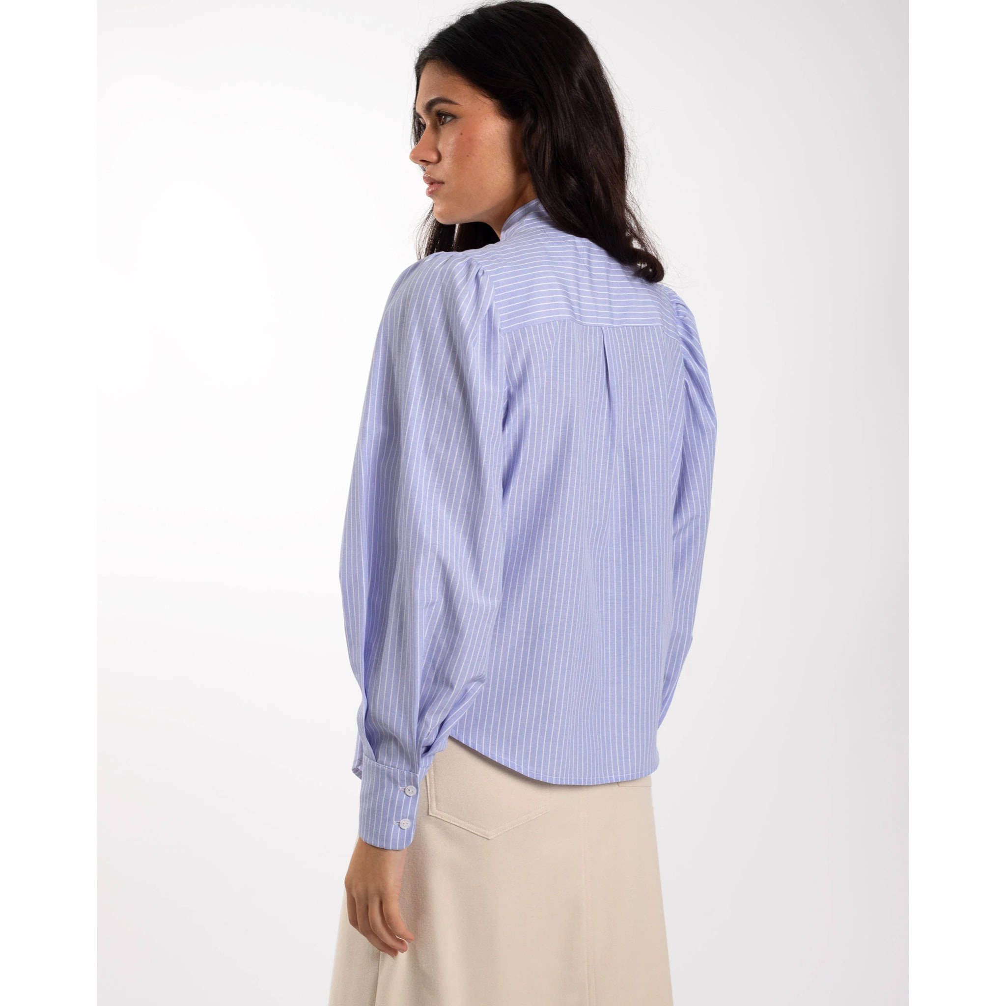 Camisa de mujer con lazada al cuello.
