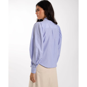 Camisa de mujer con lazada al cuello.