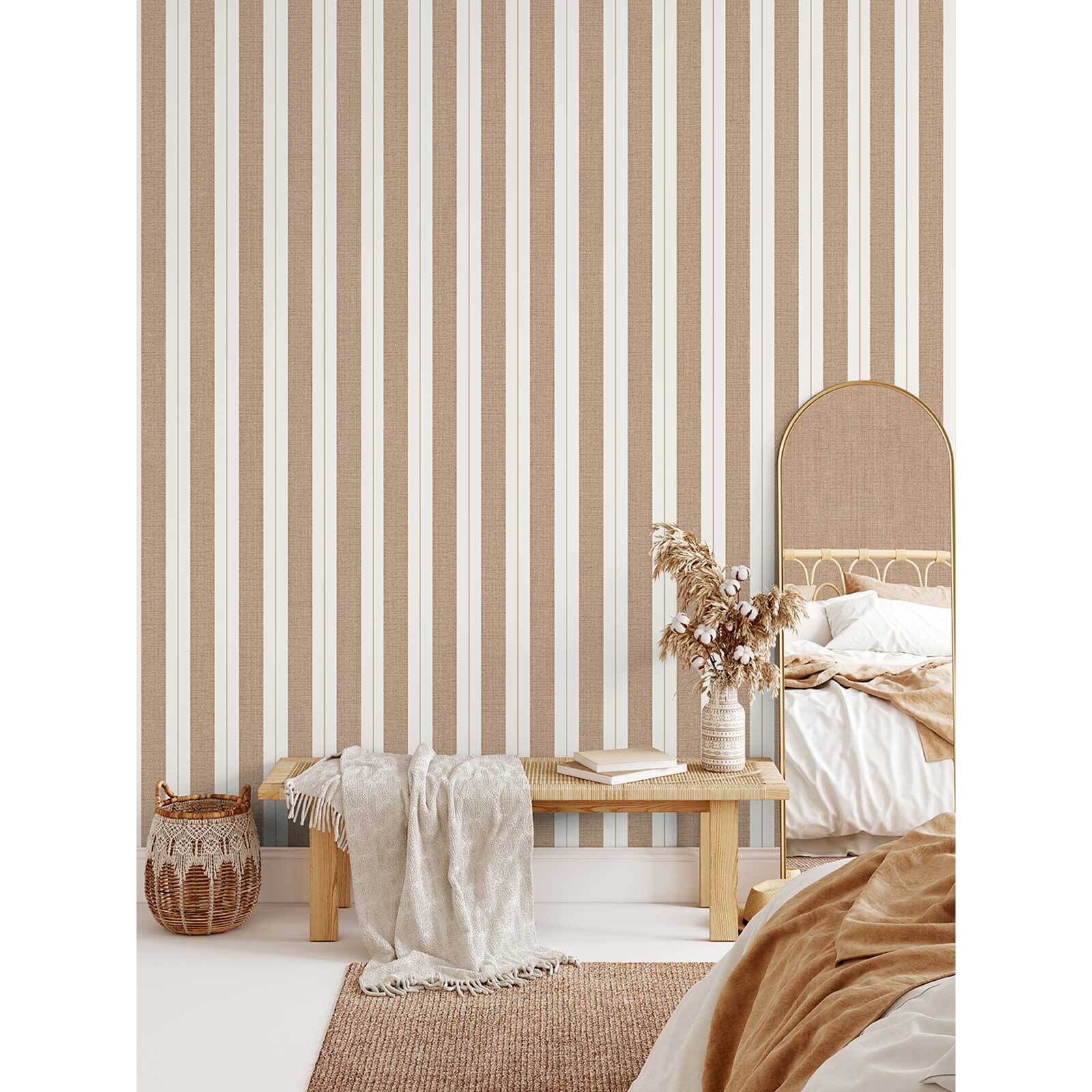 Papier peint rayures tissé caramel filet doré