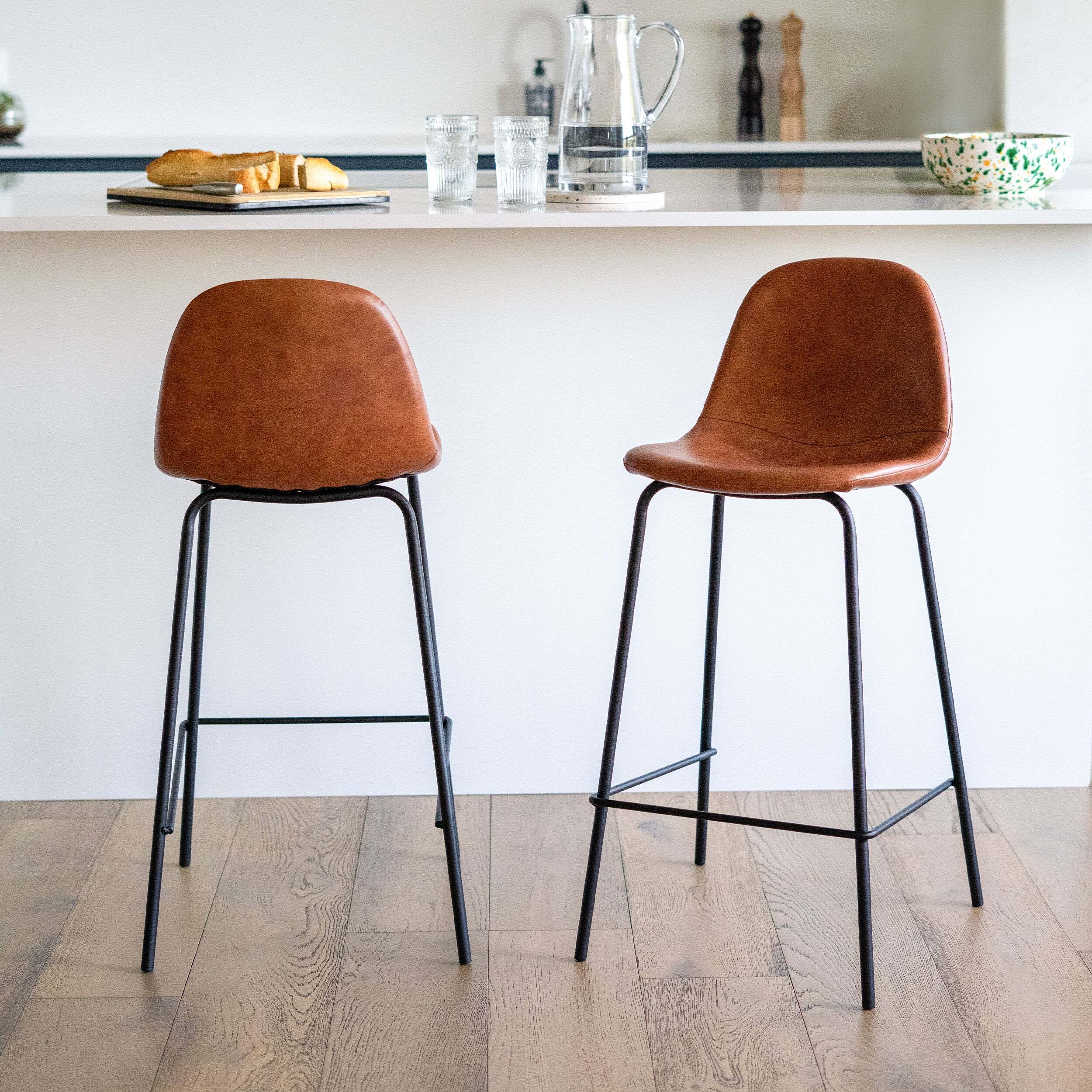 Lot de 2 chaises pour îlot central 65 cm en cuir synthétique camel - Henrik