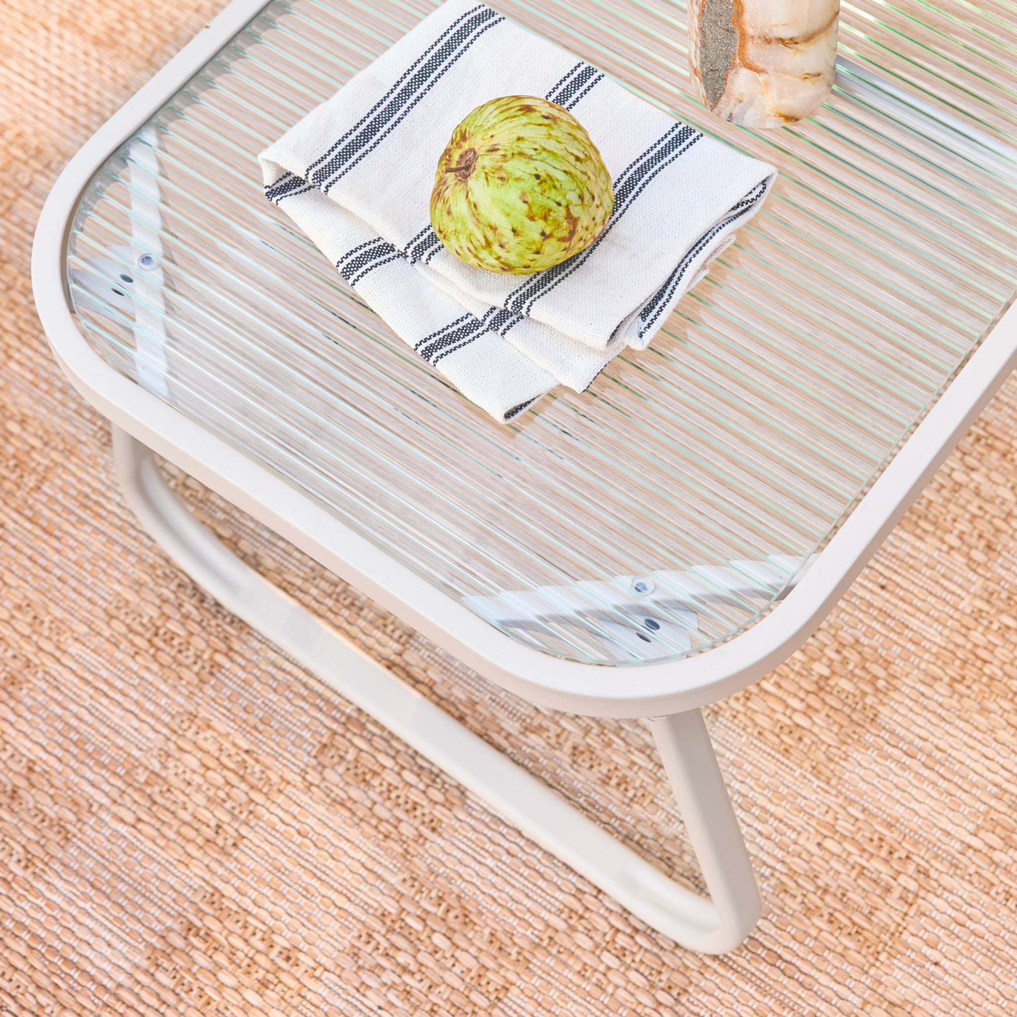 Salon de jardin blanc NOTO acier. 4 places. un canapé. une table. deux fauteuils textilene