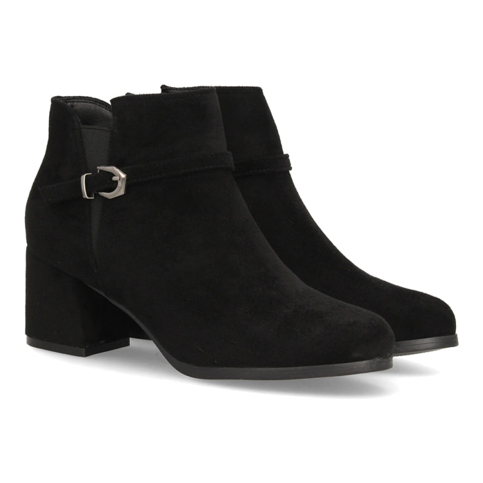 Botines elegantes con hebilla y tacón