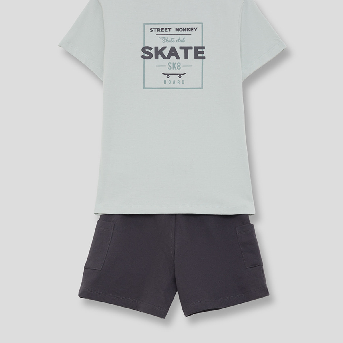 Conjunto Camiseta Lisa con Logo Pequeno y Shorts con Bolsillos Parche Estilo Casual | Color: Gris marengo | Street Monkey