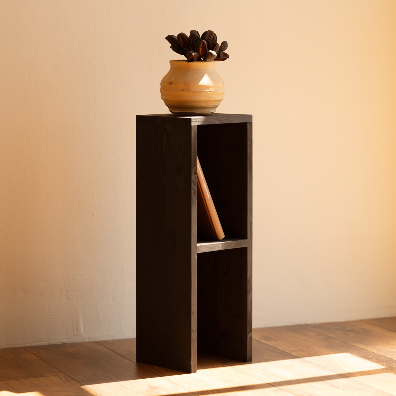 Pack 2 mesitas de noche o auxiliares de madera maciza en tono negro 60x20cm Alto: 60 Largo: 20 Ancho: 20