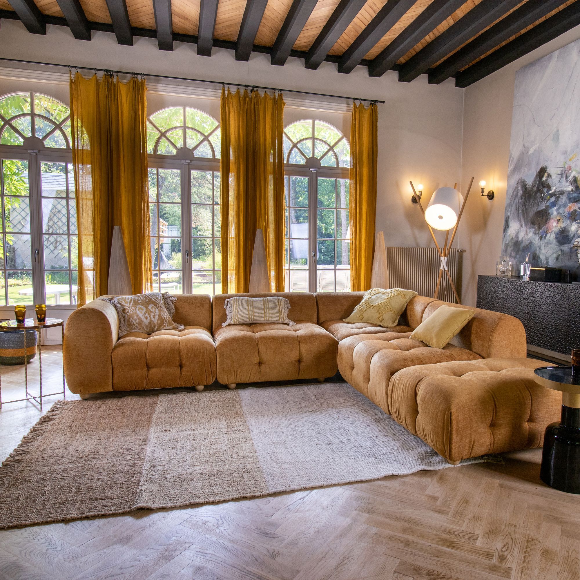Canapé 5 places en velours ocre TWIGGY