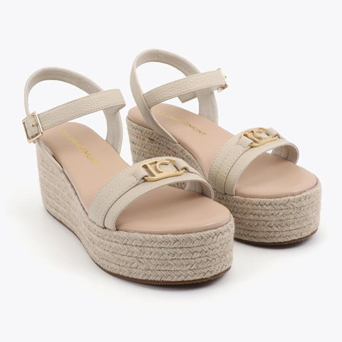 Zeppa effetto rafia con cinturino personalizzato.