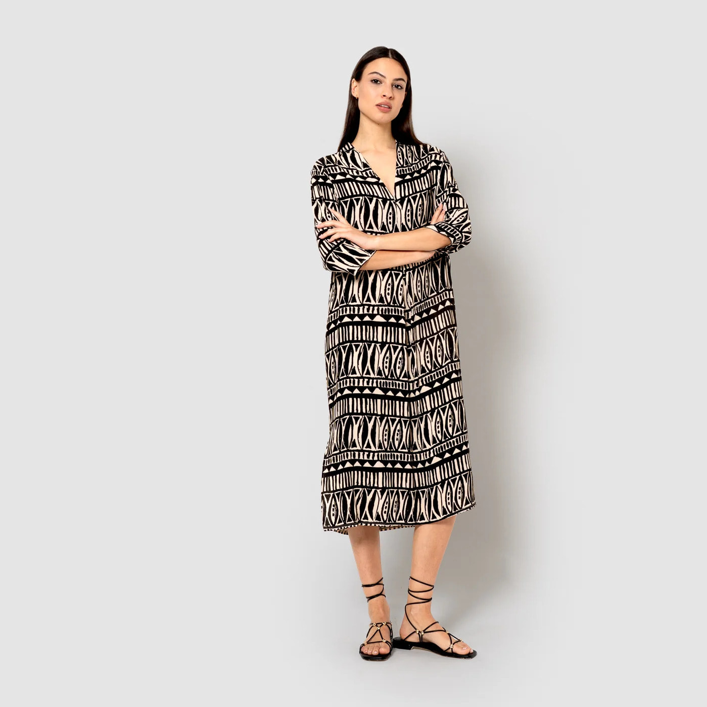 Vestido midi bambula detalles plisados tepec beige/negro