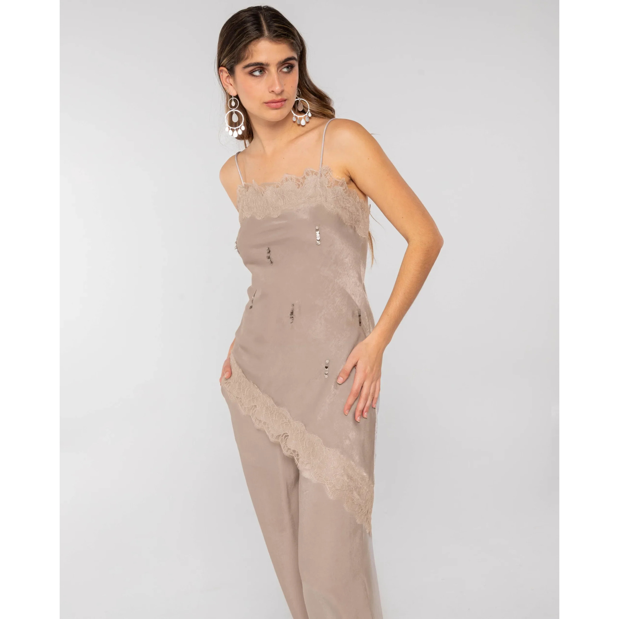 Top de mujer lencero con encaje y tirantes