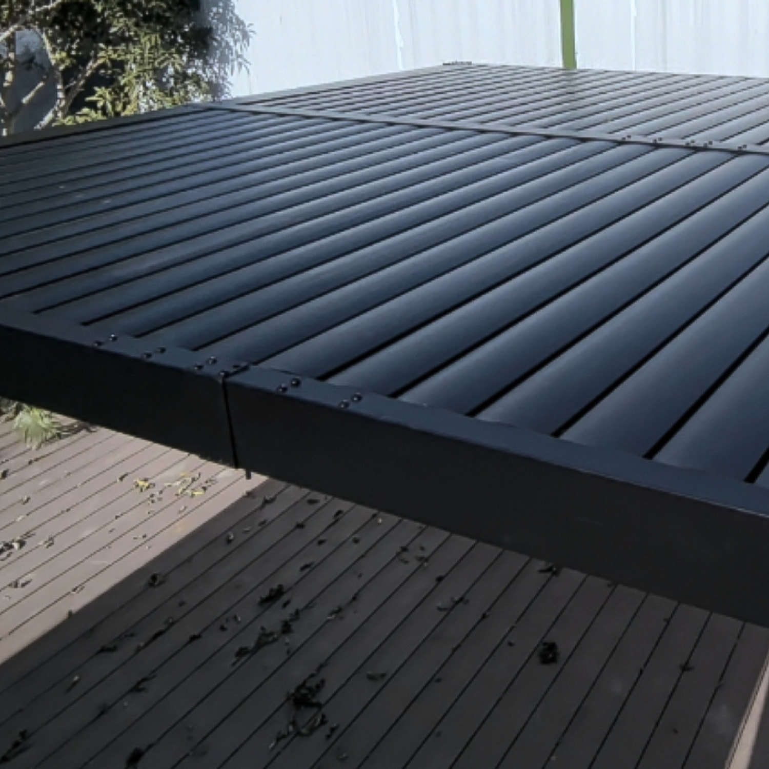 Pergola bioclimatique 4x3m structure en aluminium noir