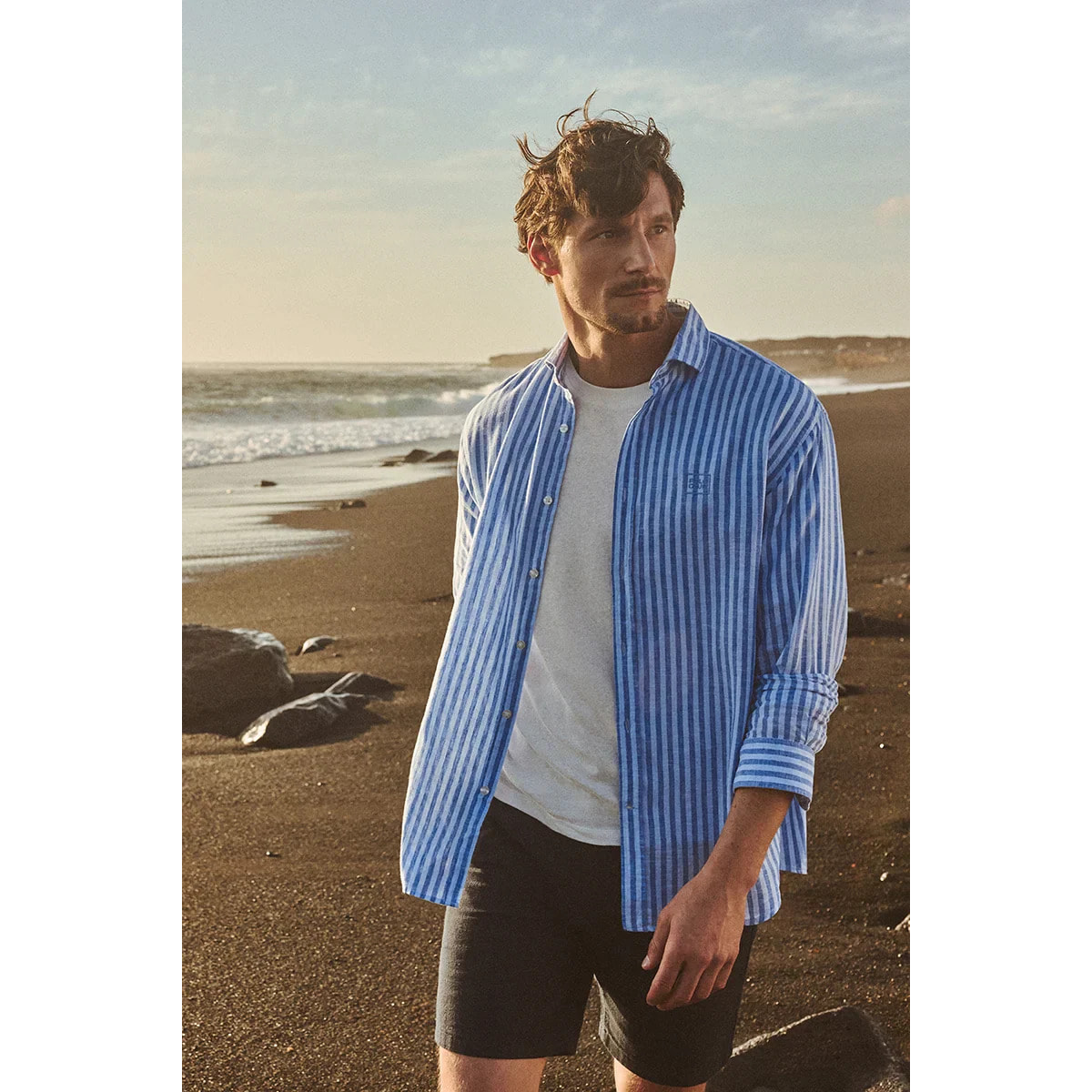 Camisa de rayas cotolino azul con cuello italiano y logo Polo Club