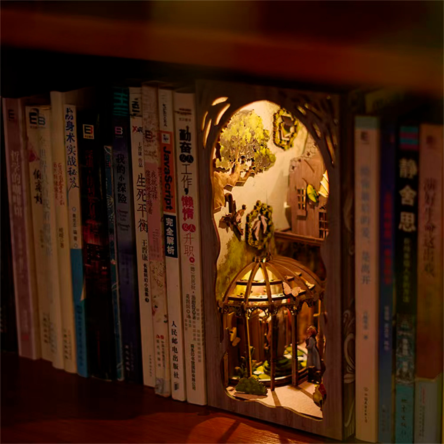 El viaje de Dorothy. Book Nook de madera, diseño 3D realista con gran detalle, cubierta y luces led. 292 piezas.