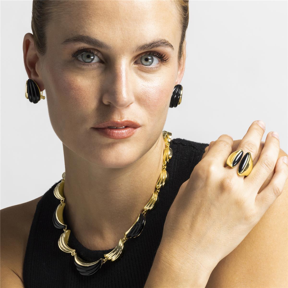 Collar con Resina Negra acabado oro 18k