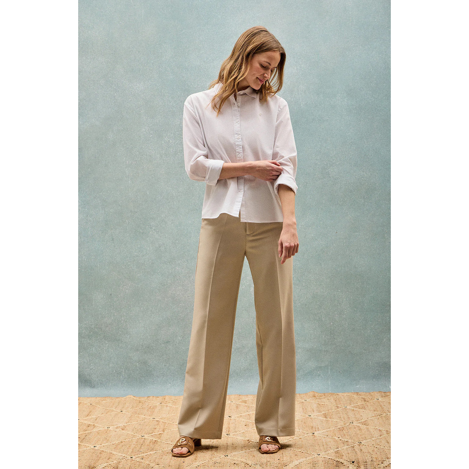 Camisa blanca loose fit de lino y algodón con monograma bordado