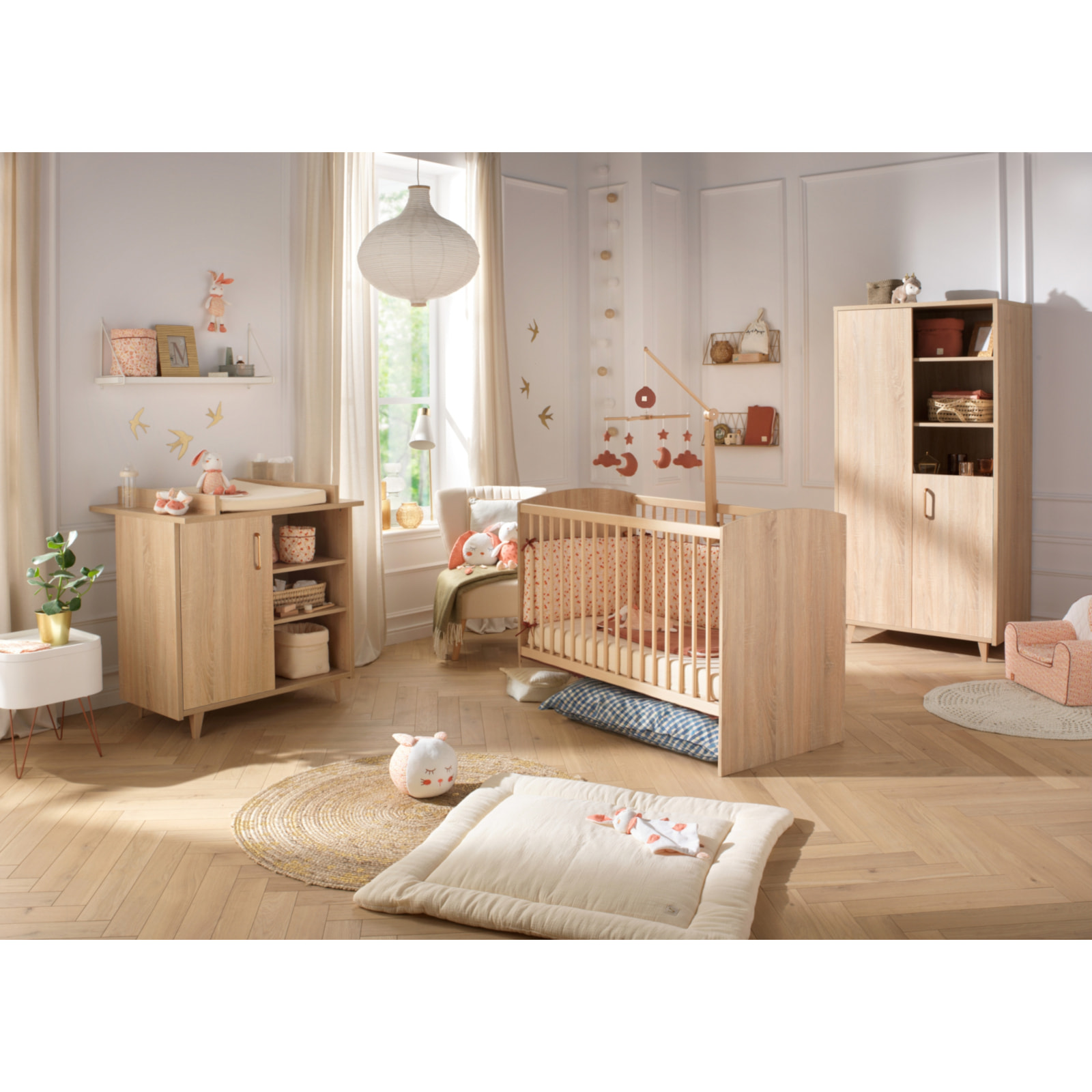 Chambre bébé complète: lit 120x60, commode à langer et armoire 1 grande porte et 1 petite porte avec niches