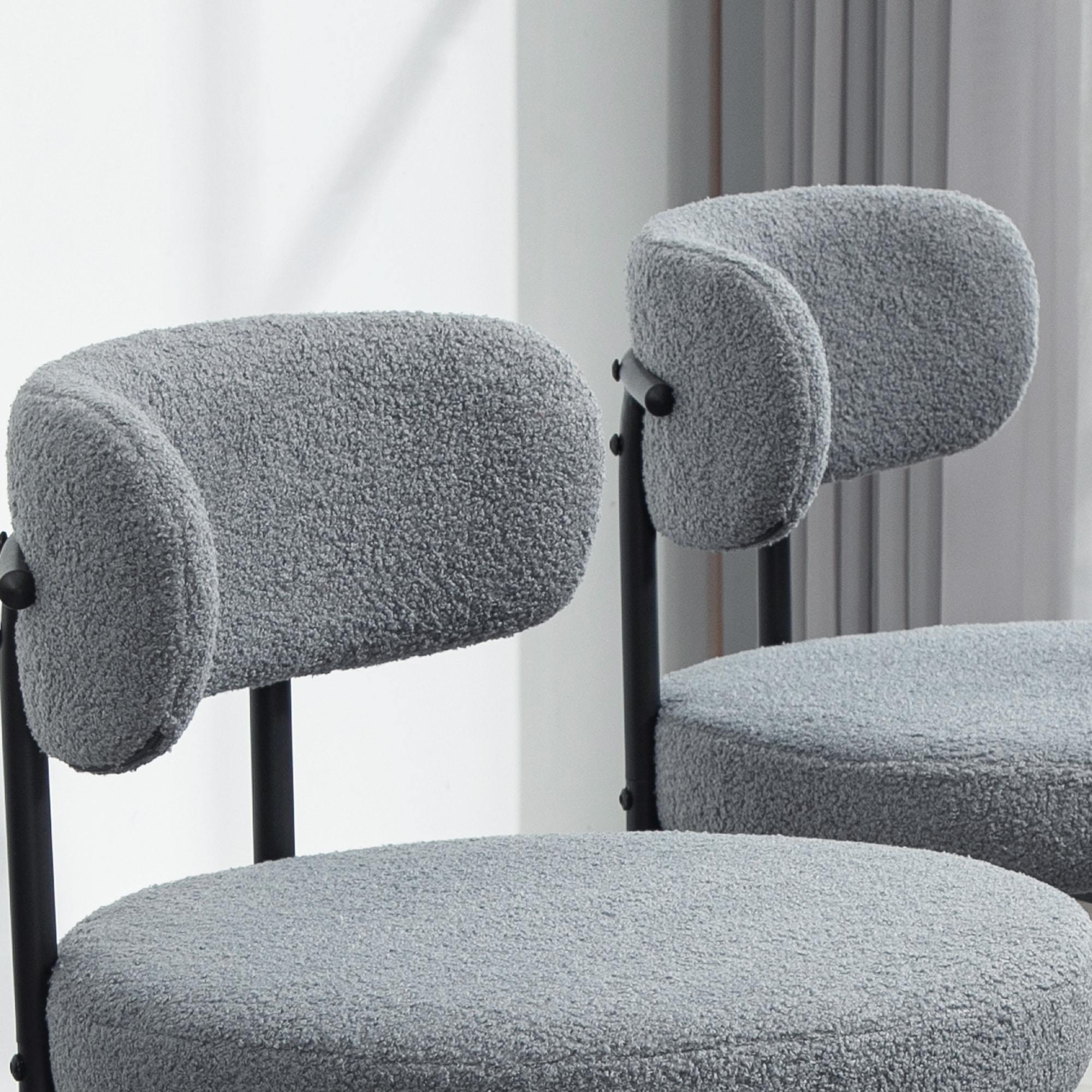 Lot de 2 chaises de salon style néo-rétro - assise ronde, dossier enveloppant - acier noir effet laine bouclée gris
