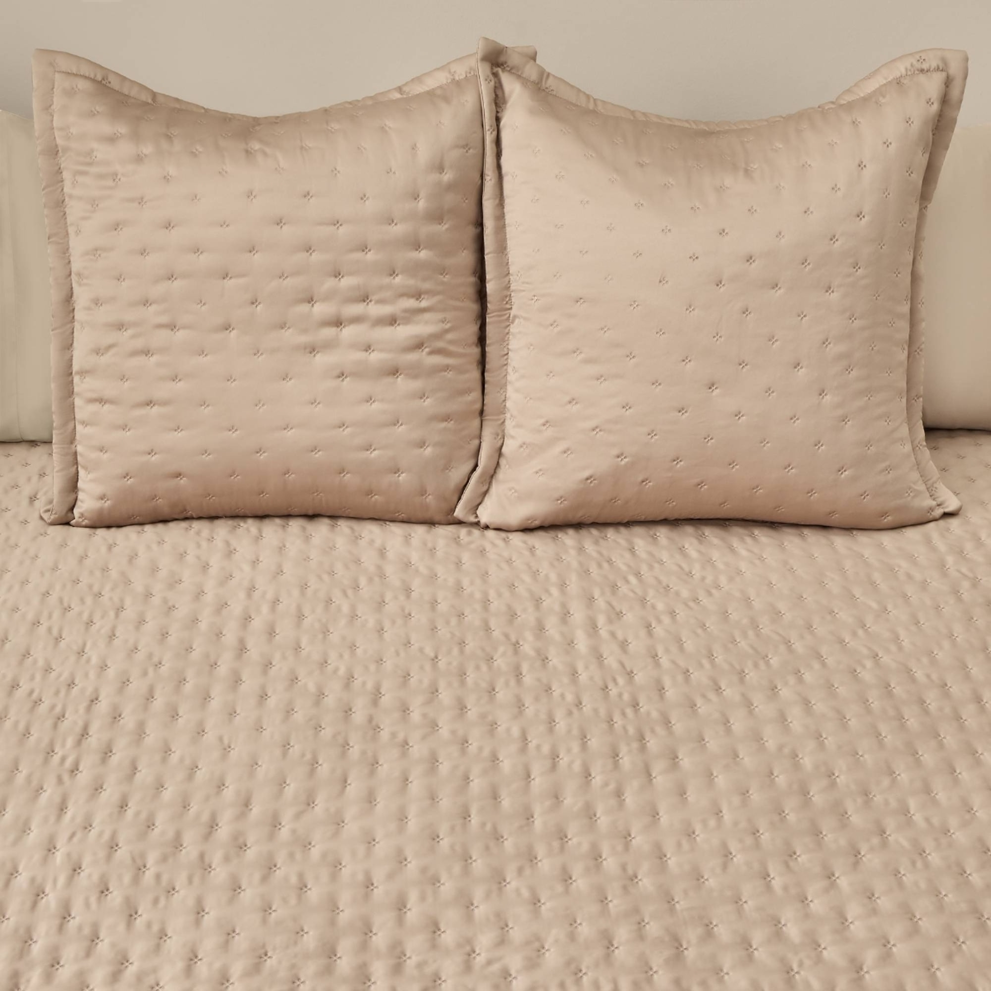Colcha satinada con acolchado sin costuras Felsilk color marron beige Poliéster