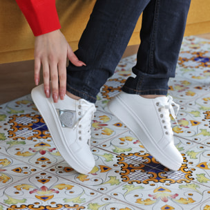 Sneakers in simil pelle con dettaglio strass