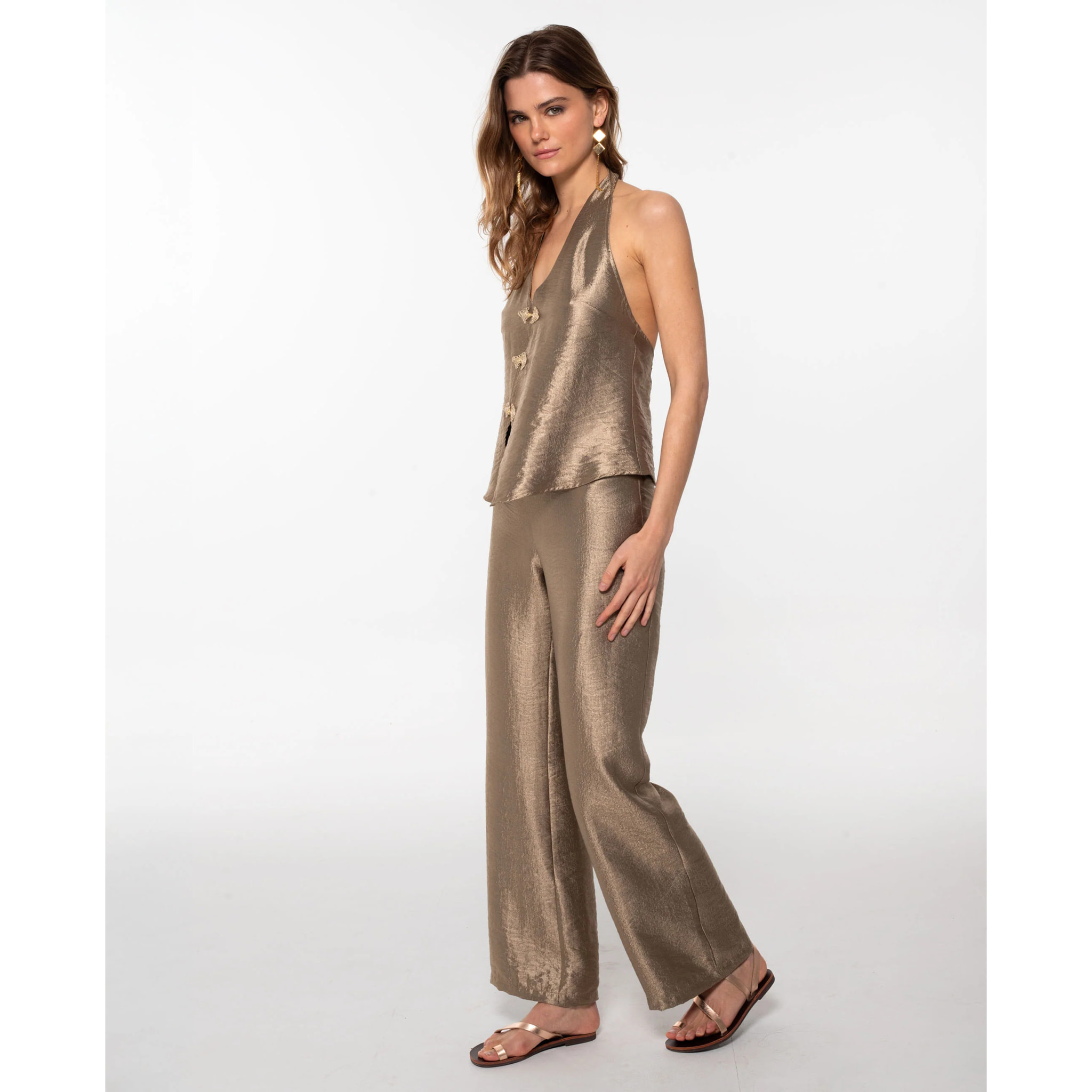 Pantalón recto satinado.