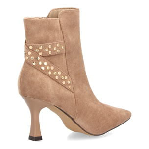 Botines elegantes con tachuelas y tacón fino