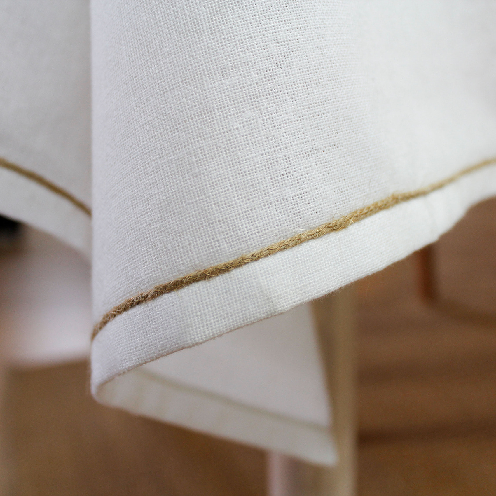 Nappe unie avec feston en jute - Blanc