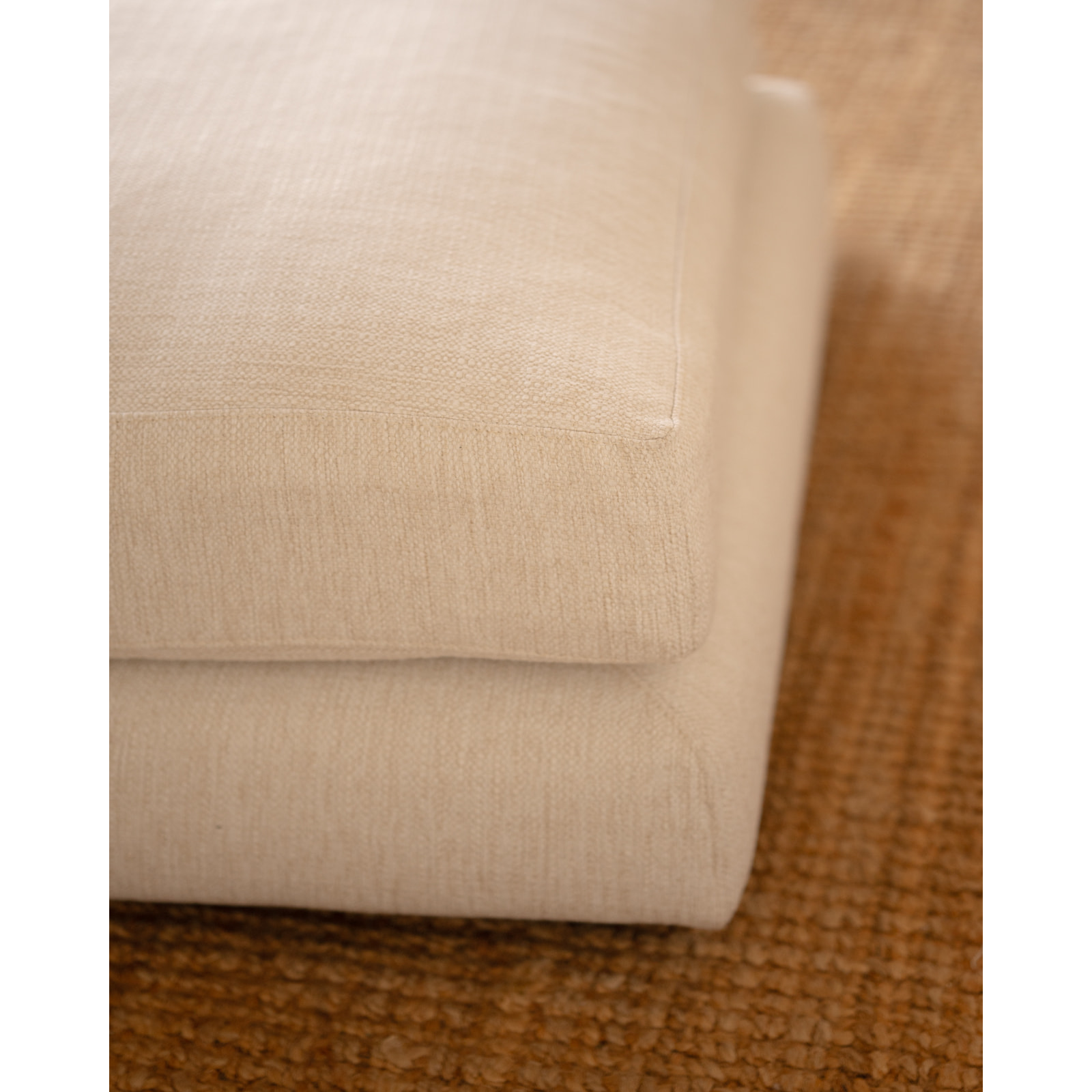 Puf tono blanco roto de 96x80cm Alto: 40 Largo: 96 Ancho: 80
