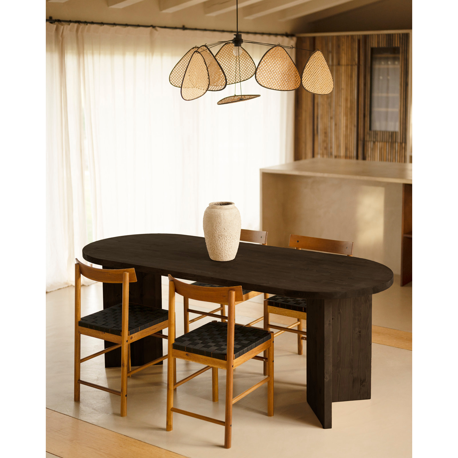 Table à manger en bois massif ton noir en différentes tailles
