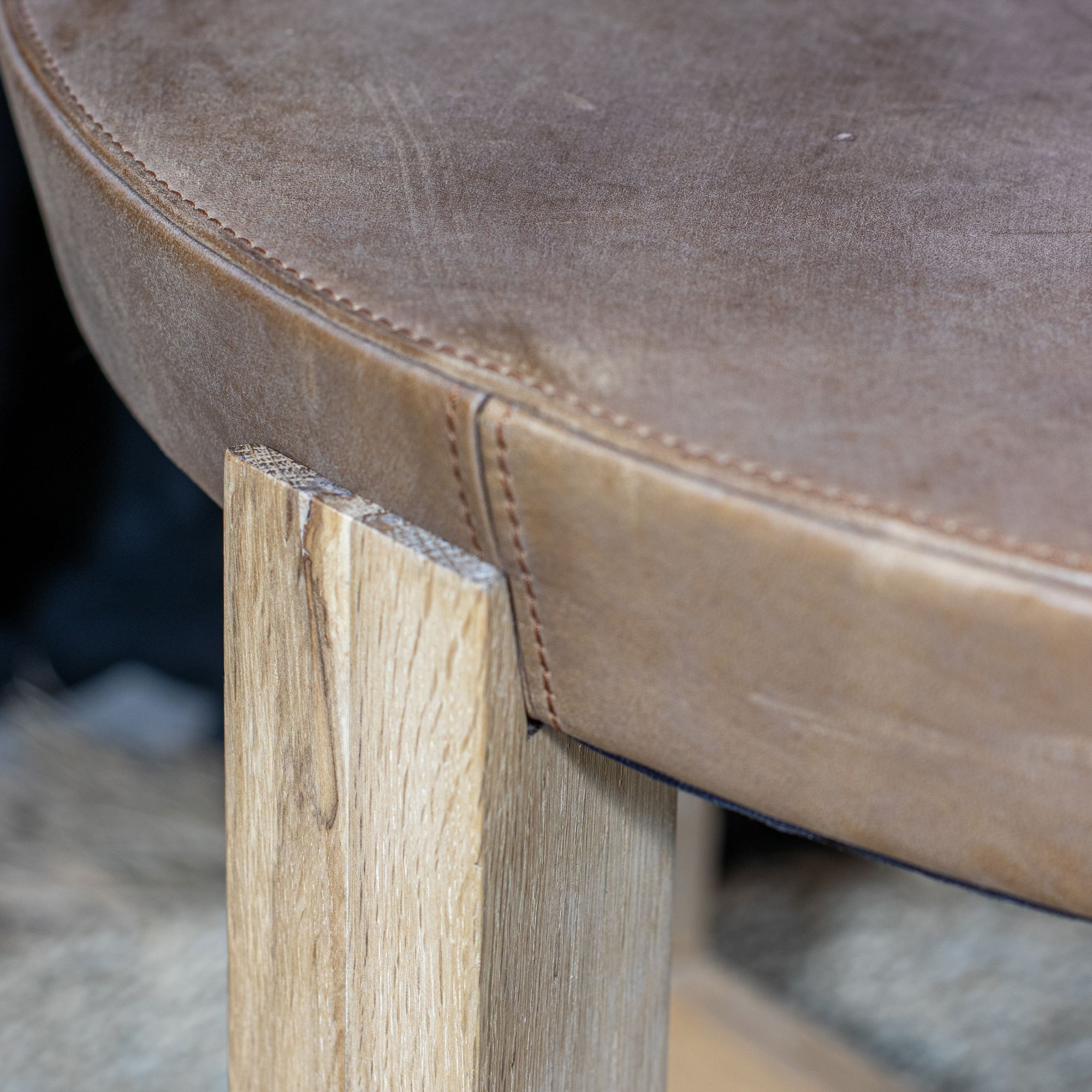 Table d'appoint en cuir pied en chêne massif 60cm