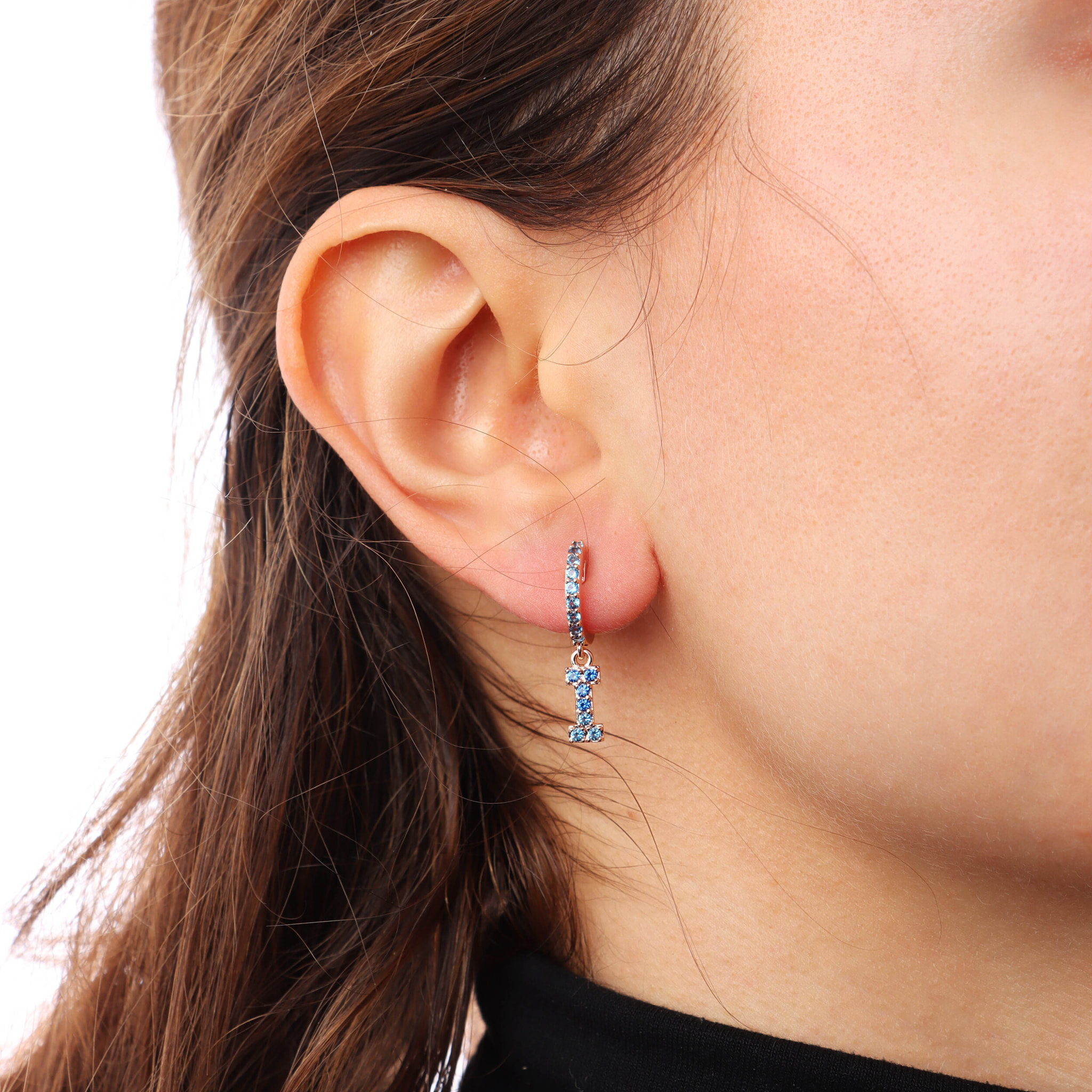Orecchino Pendente con Lettera I in Pavé di Cubic Zirconia Blu