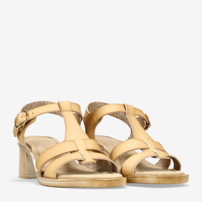 Sandalias de tacón beige con hebilla
