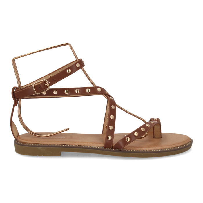 Sandalia plana con tiras y tachuelas para mujer.