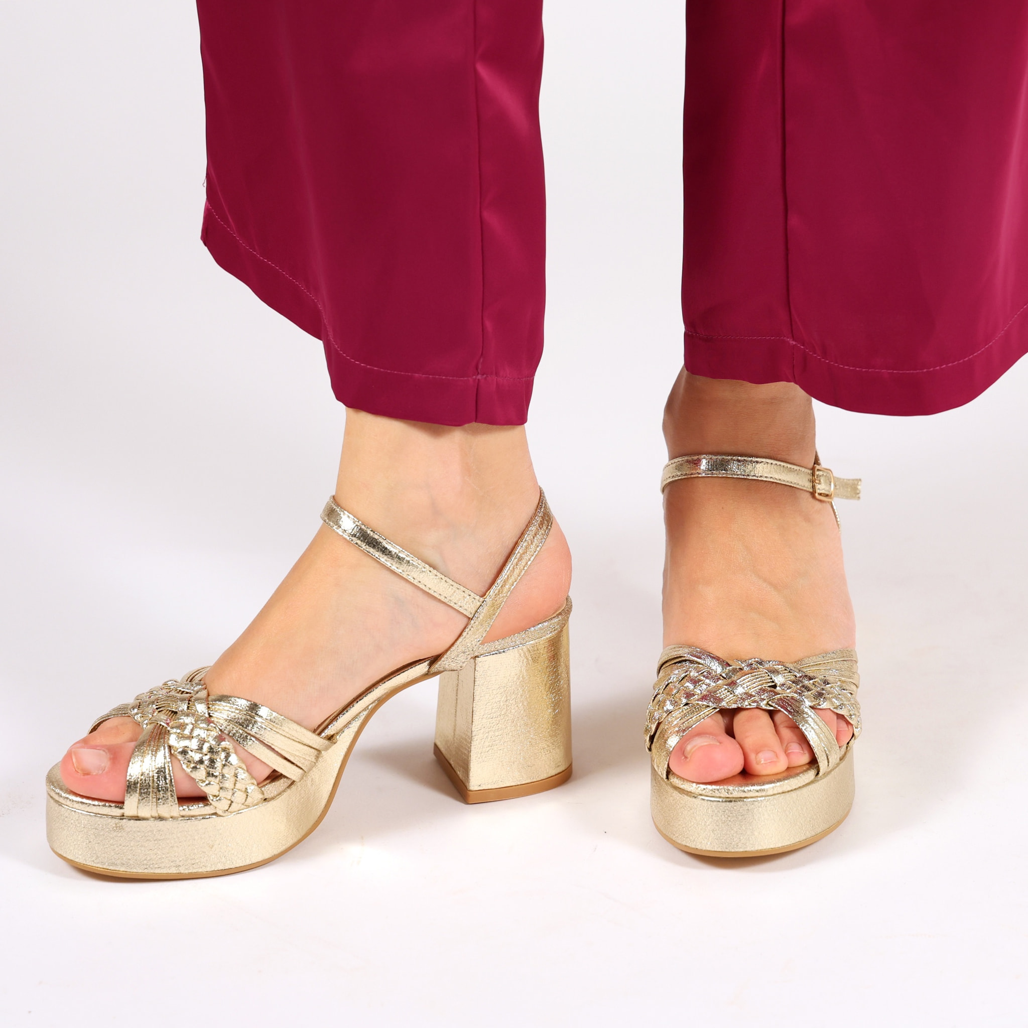 Sandali in simil pelle verniciata con tacco quadrato