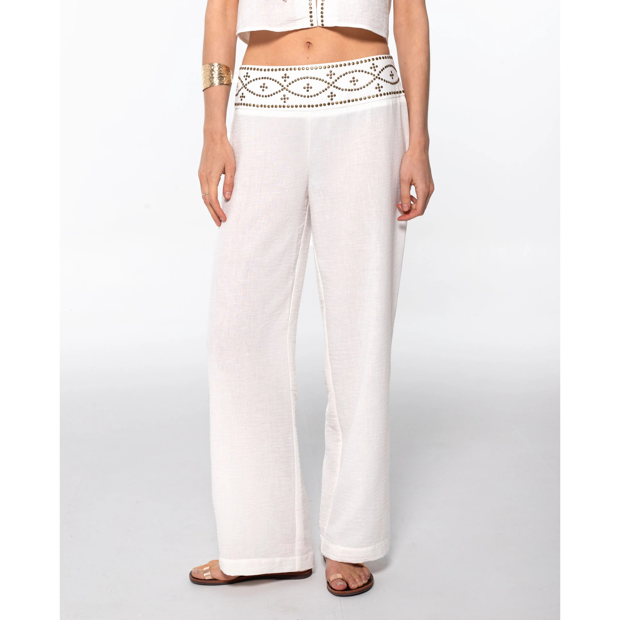 Pantalón acampanado con detalles metálicos