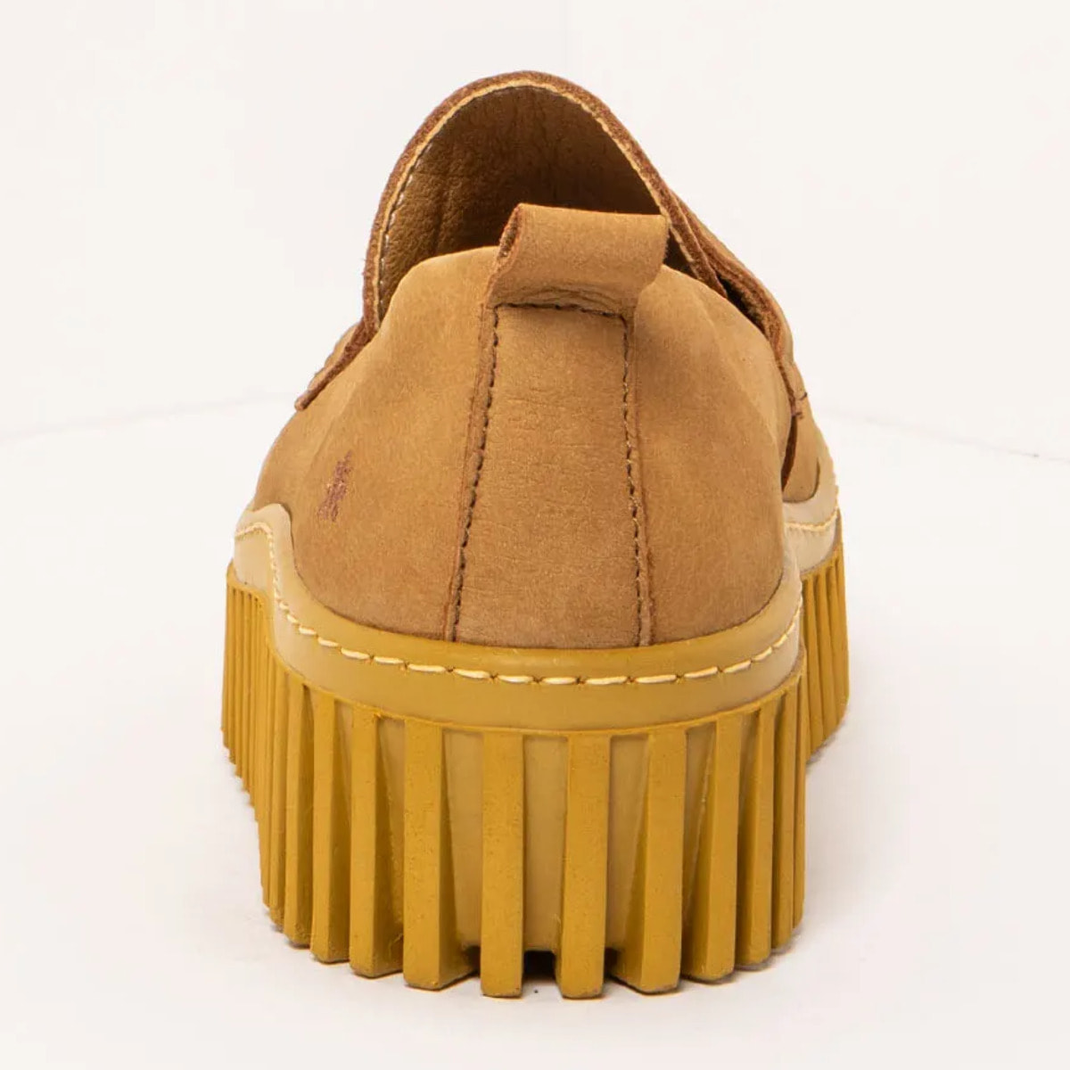 Zapatos 1530 NOBUCK KARAMEL/BRIGHTON color Karamel