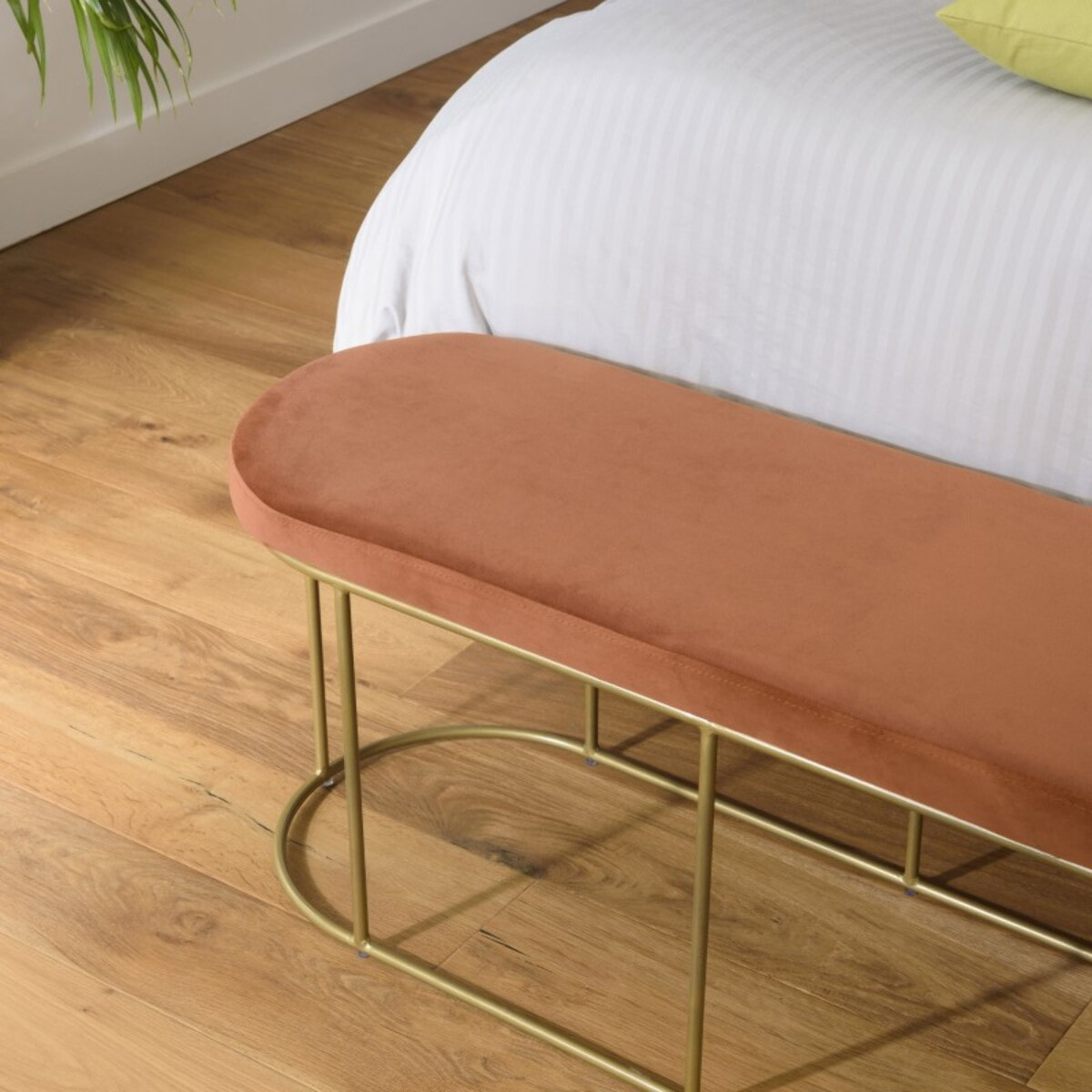 AGATHE - Banc velours orange pieds arrondis métal doré