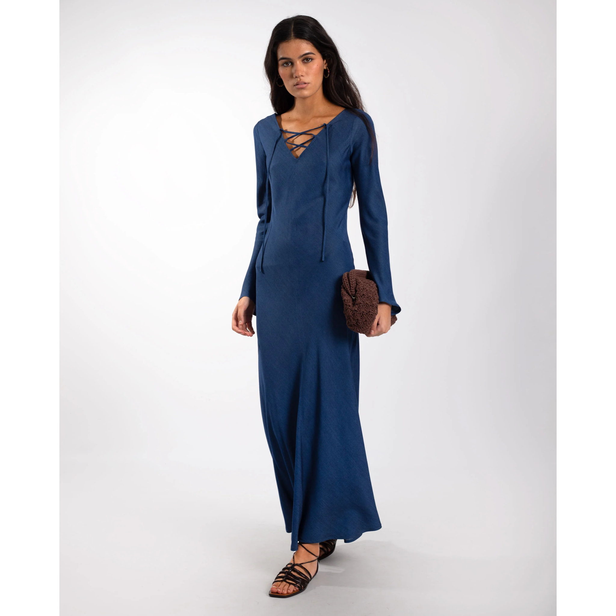 Vestido midi con escote en pico y cordones