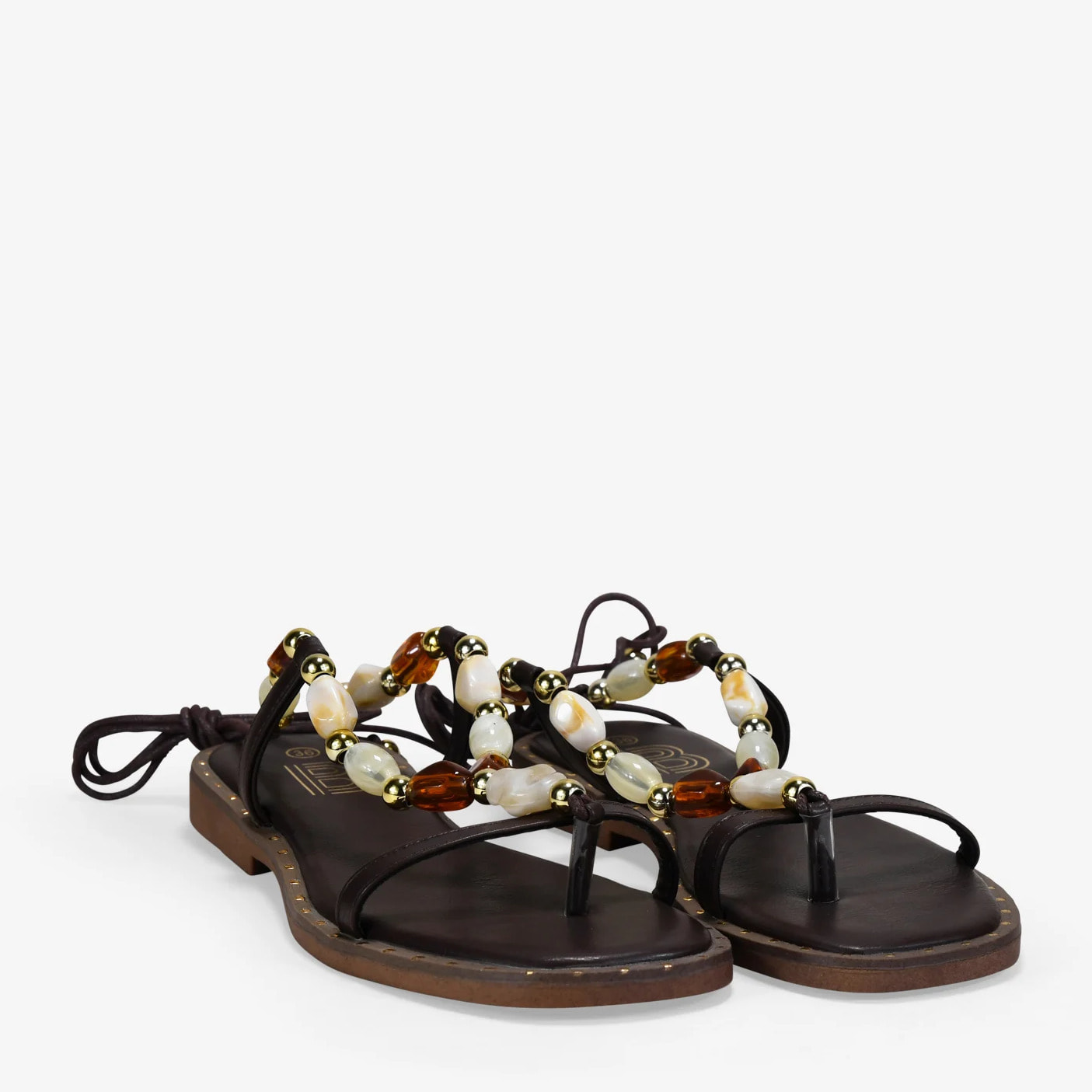 Sandalias planas marrones con piedras