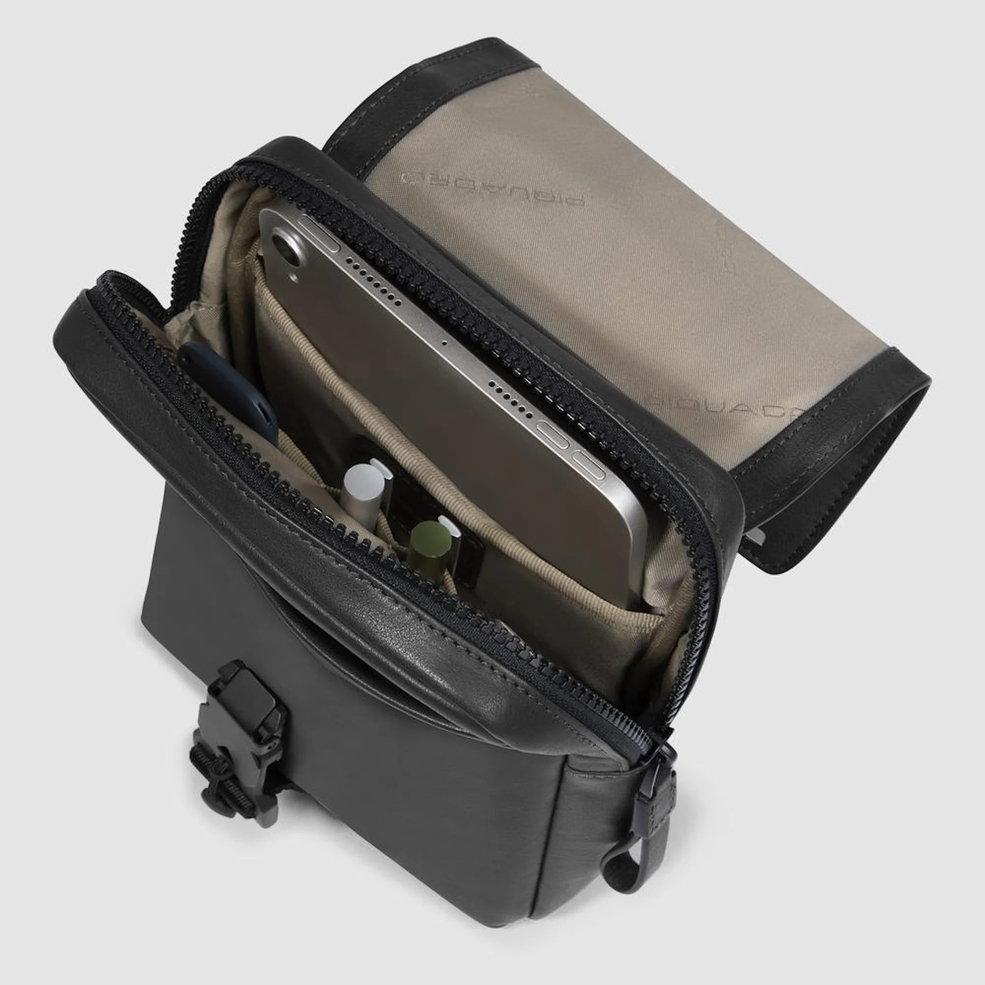 Piquadro Borsello in pelle porta telefono e porta iPad®mini con tasca per Piquadro Smart Tracker