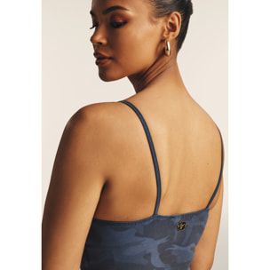 Top cropped fantasia camo con incroci frontali