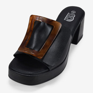 Sandalias de tacón negras en piel con hebilla marmolada