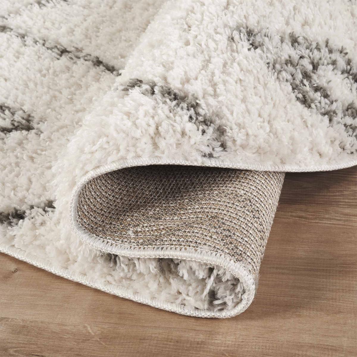 Tapis Shaggy longues mêches et aux motifs traditionnels Berbères