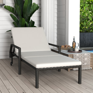 Tumbona de Ratán Chaise Longue de Jardín con Respaldo Ajustable en 5 Posiciones Cojín Acolchado y 2 Ruedas Carga 120 kg 73x200x48 cm Crema y Negro