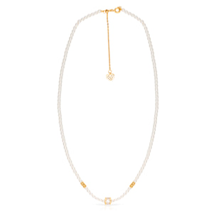Collar de plata de ley 925 con cuentas de perla y detalles dorados con cierre de resorte.
