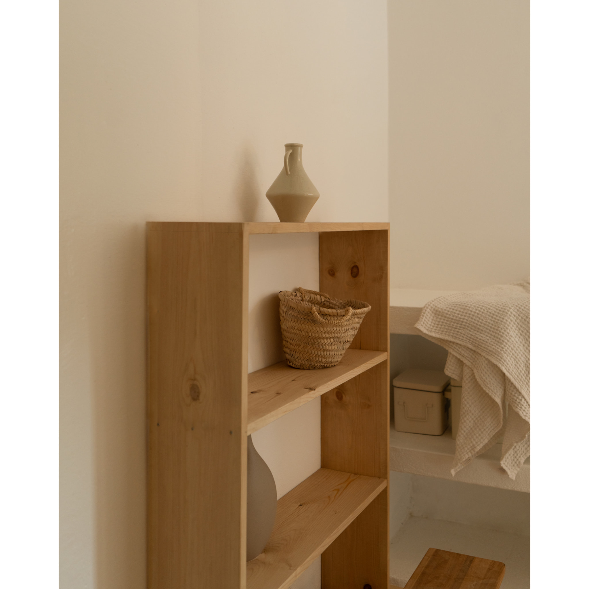 Estantería de madera maciza tono roble medio con 2 estantes Alto: 110 Largo: 80 Ancho: 20